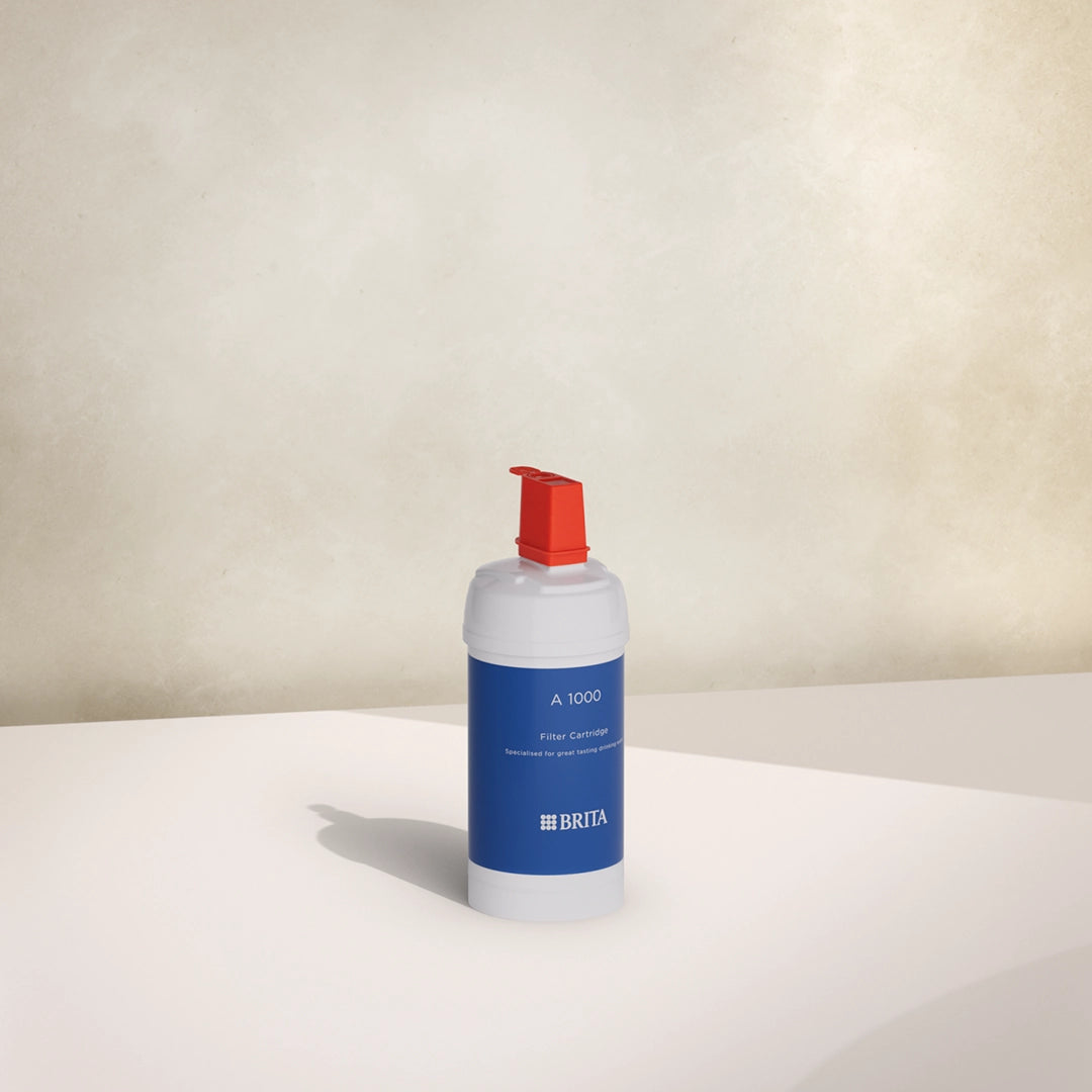 BRITA A 1000 filtro su sfondo beige