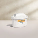 A BRITA MAXTRA PRO LIMESCALE EXPERT filtro per l'acqua su uno sfondo beige