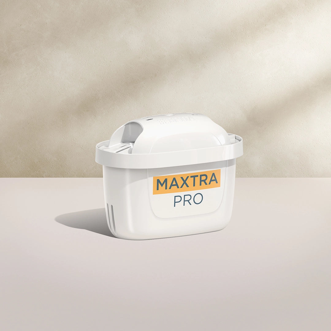A BRITA MAXTRA PRO LIMESCALE EXPERT filtro per l'acqua su uno sfondo beige