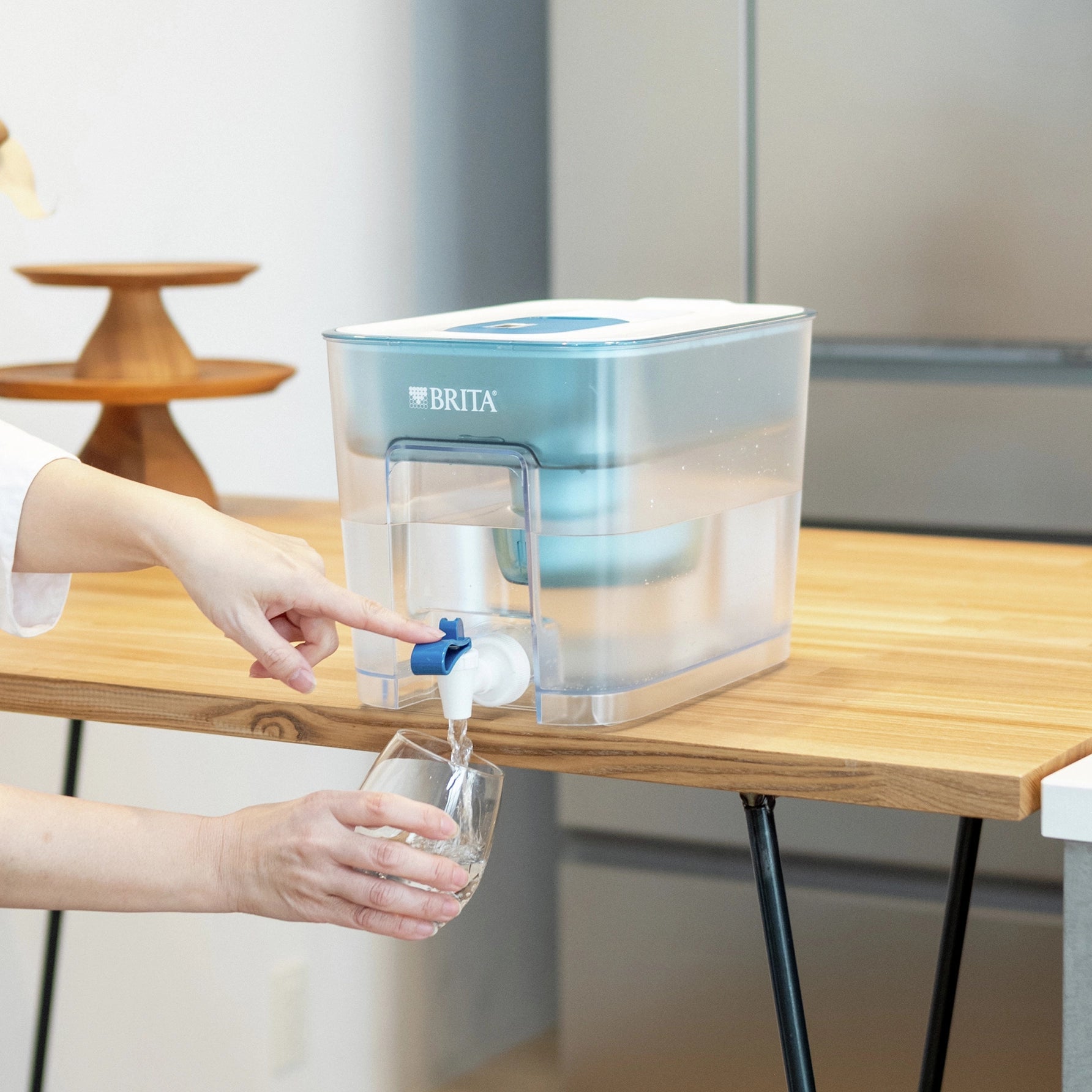 A BRITA Flow con un MAXTRA PRO PURE PERFORMANCE si usa per riempire un bicchiere d'acqua
