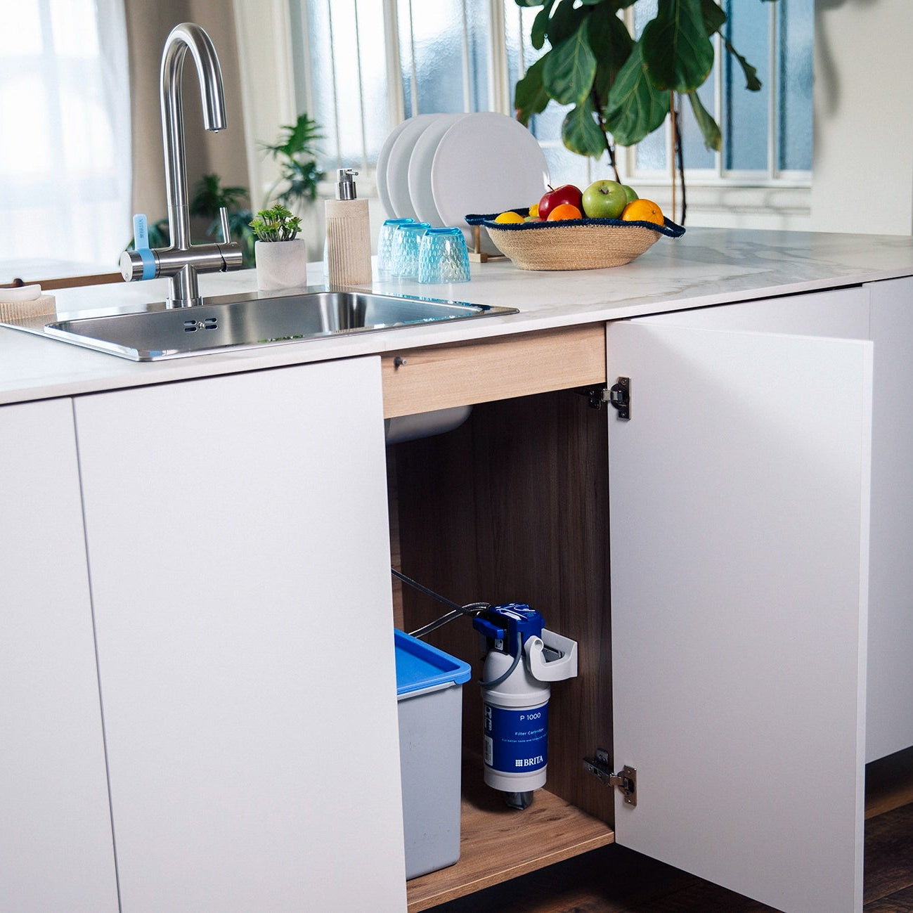 Cucina moderna con armadio a vista e BRITA P 1000 acqua filtro.