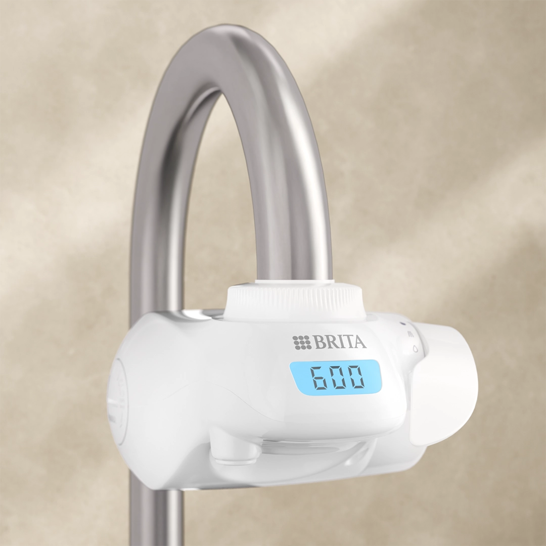 BRITA ON TAP Pro su uno sfondo beige